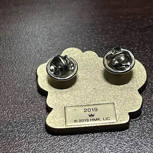 Hallmark 40th Anniversary 2019 Husky Inuit Winter Lapel Hat Pin - Picture 3 of 3